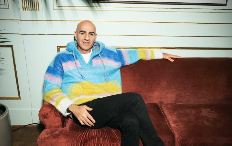 Saeid Esmaeilzadeh sitter i en soffa.